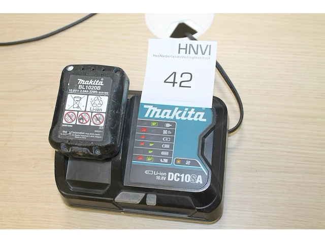 Acculader makita met accu 10,8v. - afbeelding 1 van  1
