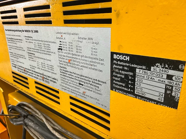 Acculader & stroomaggregaat op platform - afbeelding 6 van  8