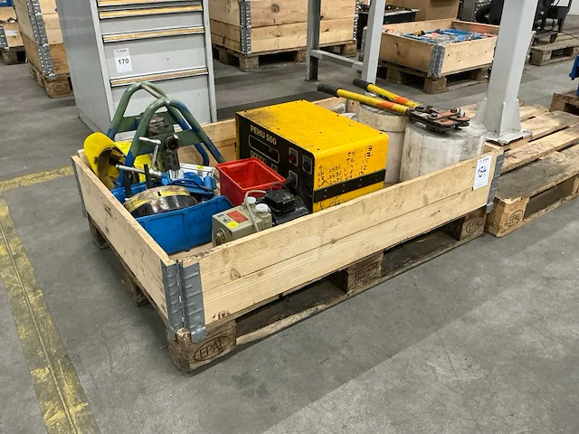 Acculaders, knijptang en divers - afbeelding 1 van  10