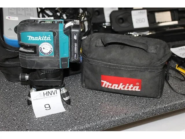 Acculaser makita sk105gd op in hoogte verstelbaar statief met accu en draagtas. - afbeelding 1 van  5