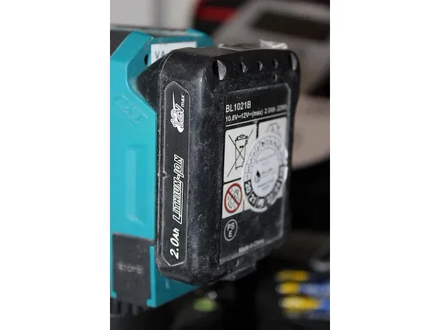 Acculaser makita sk105gd op in hoogte verstelbaar statief met accu en draagtas. - afbeelding 5 van  5