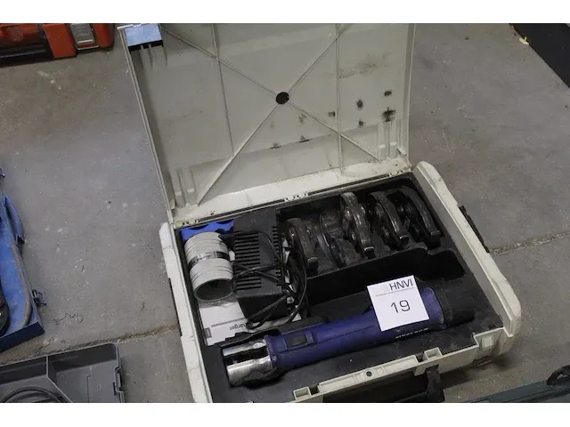 Accupersbekkentang geberit met accu en lader in koffer - afbeelding 1 van  2