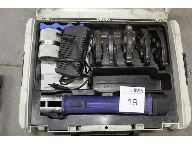 Accupersbekkentang geberit met accu en lader in koffer - afbeelding 2 van  2