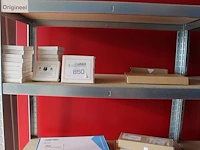 Accu's ten behoeve van telefoons en laptops in diverse uitvoeringen op schap. ruim 50 stuks op schap - afbeelding 1 van  3