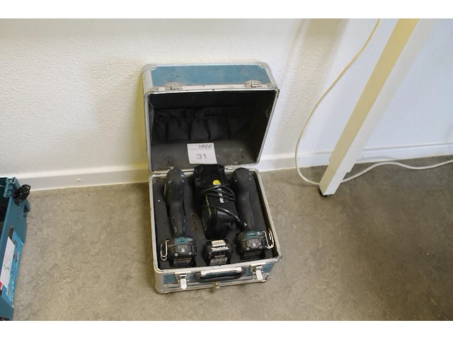 Accuset makita 10,8v met schroef- en slagschroefmachine, 3 accu's en lader in koffer. - afbeelding 1 van  3