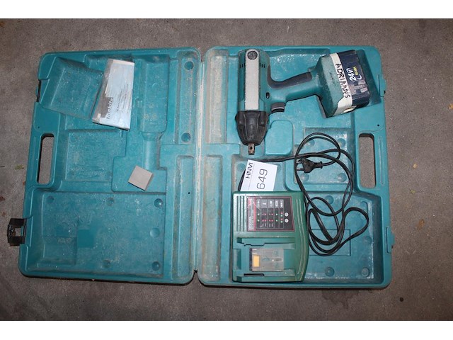 Accuslagmoersleutel makita met accu en acculader in koffer. - afbeelding 1 van  2