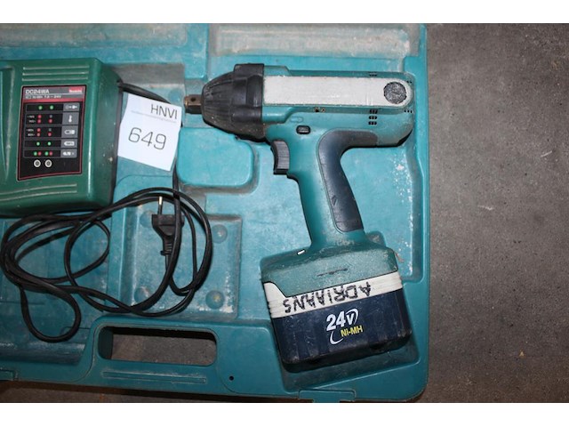 Accuslagmoersleutel makita met accu en acculader in koffer. - afbeelding 2 van  2