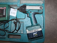 Accuslagmoersleutel makita met accu en acculader in koffer. - afbeelding 2 van  2