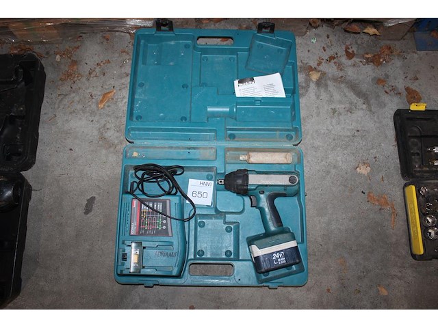 Accuslagmoersleutel makita met accu en acculader in koffer. - afbeelding 1 van  2