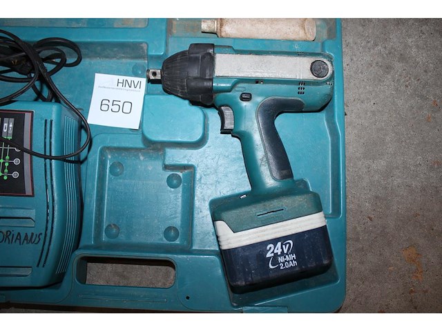 Accuslagmoersleutel makita met accu en acculader in koffer. - afbeelding 2 van  2