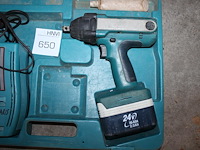 Accuslagmoersleutel makita met accu en acculader in koffer. - afbeelding 2 van  2