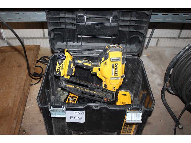 Accutacker dewalt dcn660 met 2 accu's en lader in koffer. - afbeelding 1 van  2