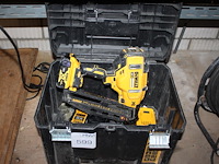 Accutacker dewalt dcn660 met 2 accu's en lader in koffer. - afbeelding 1 van  2
