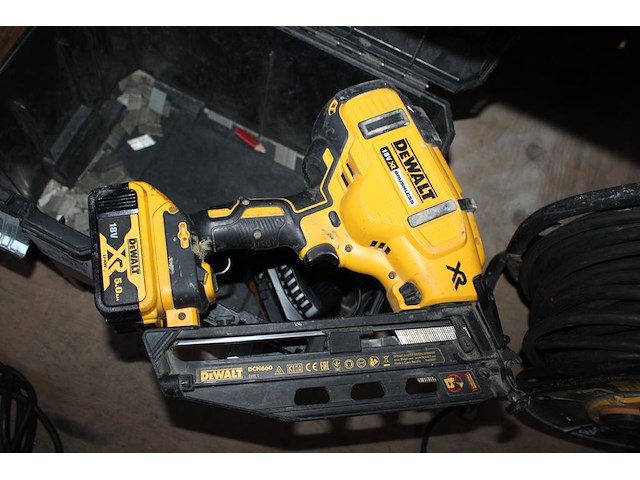 Accutacker dewalt dcn660 met 2 accu's en lader in koffer. - afbeelding 2 van  2