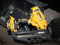 Accutacker dewalt dcn660 met 2 accu's en lader in koffer. - afbeelding 2 van  2