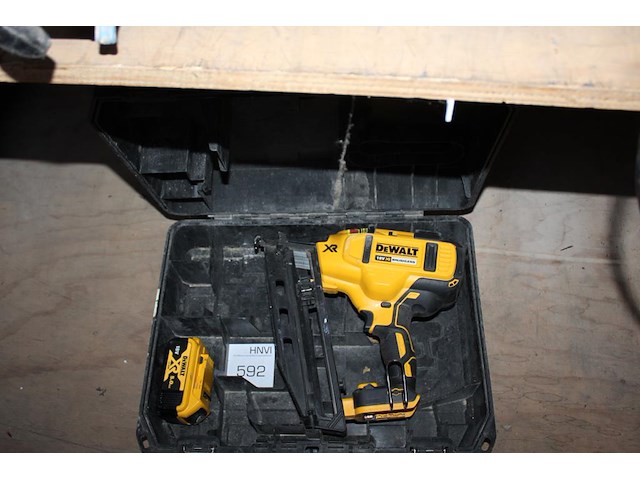 Accutacker dewalt dcn660 met accu in koffer. - afbeelding 1 van  2