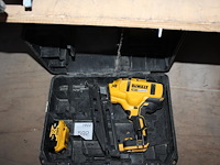 Accutacker dewalt dcn660 met accu in koffer. - afbeelding 1 van  2