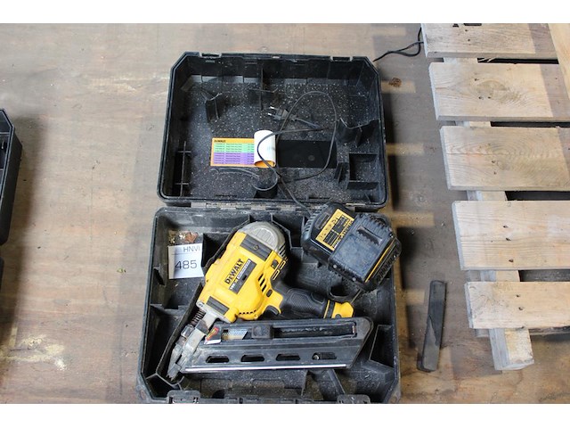 Accutacker dewalt met accu en acculader in kunststof koffer. - afbeelding 1 van  3