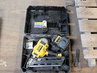 Accutacker dewalt met accu en acculader in kunststof koffer. - afbeelding 1 van  3