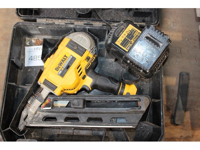 Accutacker dewalt met accu en acculader in kunststof koffer. - afbeelding 2 van  3