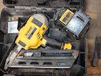 Accutacker dewalt met accu en acculader in kunststof koffer. - afbeelding 2 van  3