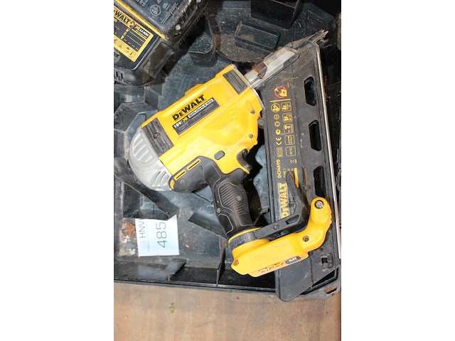 Accutacker dewalt met accu en acculader in kunststof koffer. - afbeelding 3 van  3
