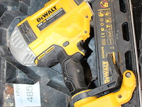 Accutacker dewalt met accu en acculader in kunststof koffer. - afbeelding 3 van  3