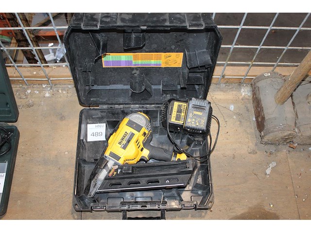 Accutacker dewalt met accu en acculader in kunststof koffer. - afbeelding 1 van  3