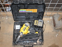 Accutacker dewalt met accu en acculader in kunststof koffer. - afbeelding 1 van  3