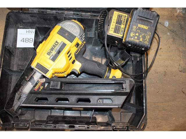 Accutacker dewalt met accu en acculader in kunststof koffer. - afbeelding 2 van  3