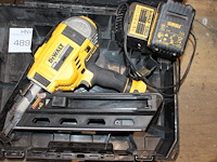 Accutacker dewalt met accu en acculader in kunststof koffer. - afbeelding 2 van  3