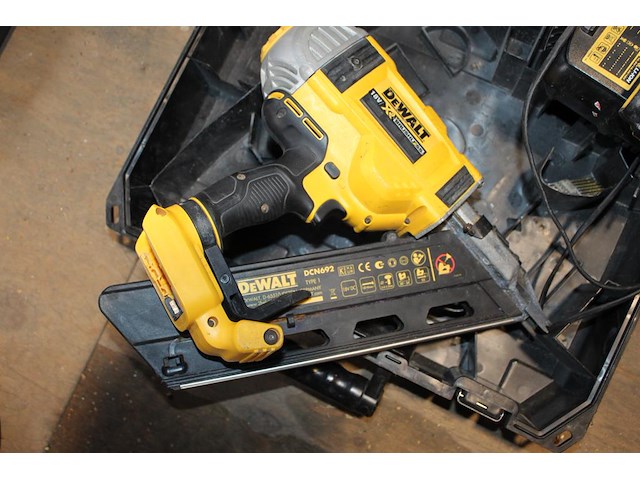 Accutacker dewalt met accu en acculader in kunststof koffer. - afbeelding 3 van  3