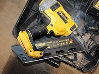 Accutacker dewalt met accu en acculader in kunststof koffer. - afbeelding 3 van  3