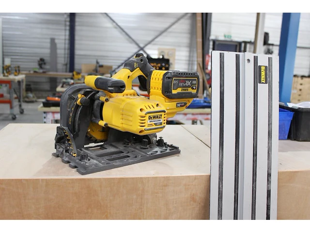 Accuvalzaag dewalt dcs520 met geleideraill en 54 volt accu. - afbeelding 1 van  3