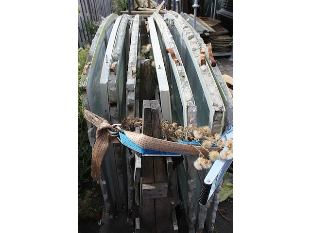 Acht 6-vaks gietijzeren getoogde stalramen v.v. 1 klapraam per kozijn op pallet. afmeting 161 x 116 cm. let... - afbeelding 1 van  2
