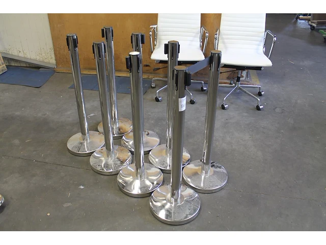 Acht afzetpaaltjes met soort afzetband. hoogte 90 cm - afbeelding 1 van  2