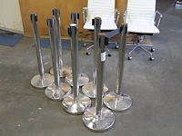 Acht afzetpaaltjes met soort afzetband. hoogte 90 cm - afbeelding 1 van  2