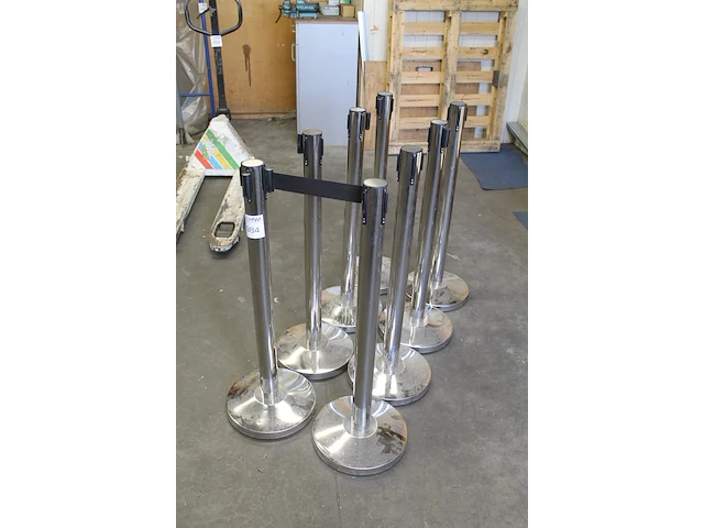 Acht afzetpaaltjes met soort afzetband. hoogte 90 cm - afbeelding 2 van  2