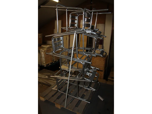 Acht aluminium barkrukken. - afbeelding 2 van  2