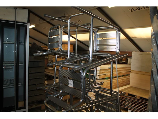 Acht aluminium barkrukken. - afbeelding 1 van  2