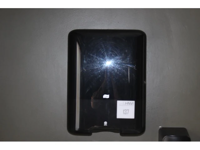 Acht dispencers waaronder toiletpapier- en tissuedispencer. - afbeelding 1 van  1