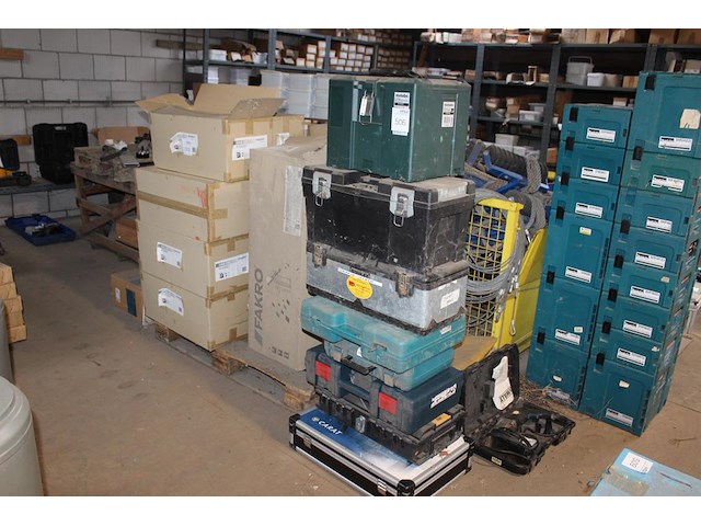 Acht diverse gereedschapskisten leeg. - afbeelding 1 van  2