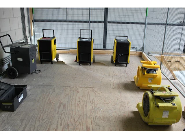 Acht elektrische apparaten met defect w.o. bouwdrogers en stofzuigers. - afbeelding 1 van  5