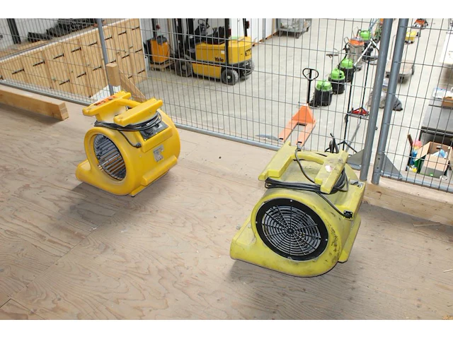 Acht elektrische apparaten met defect w.o. bouwdrogers en stofzuigers. - afbeelding 2 van  5