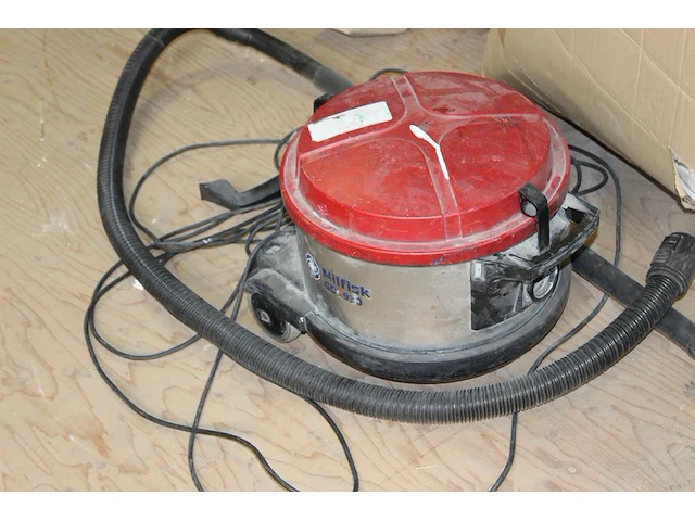 Acht elektrische apparaten met defect w.o. bouwdrogers en stofzuigers. - afbeelding 5 van  5