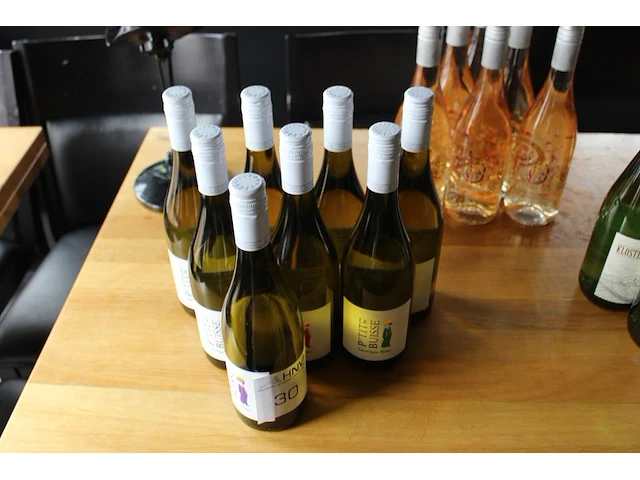 Acht flessen sauvignon blanc p'tit le busse. - afbeelding 1 van  2
