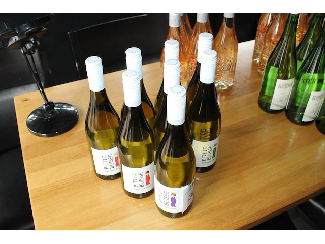 Acht flessen sauvignon blanc p'tit le busse. - afbeelding 2 van  2