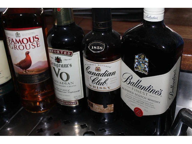 Acht flessen whisky van diverse destilleerders. - afbeelding 3 van  3