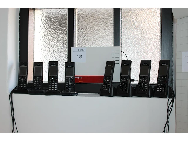 Acht handheld telefoons dect fritz!fon met avm fritz!box router. - afbeelding 1 van  3