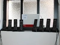 Acht handheld telefoons dect fritz!fon met avm fritz!box router. - afbeelding 1 van  3